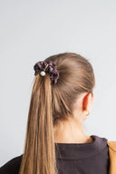 Mini chouchou à breloque avec une perle