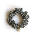 Mini chouchou à breloque avec une perle